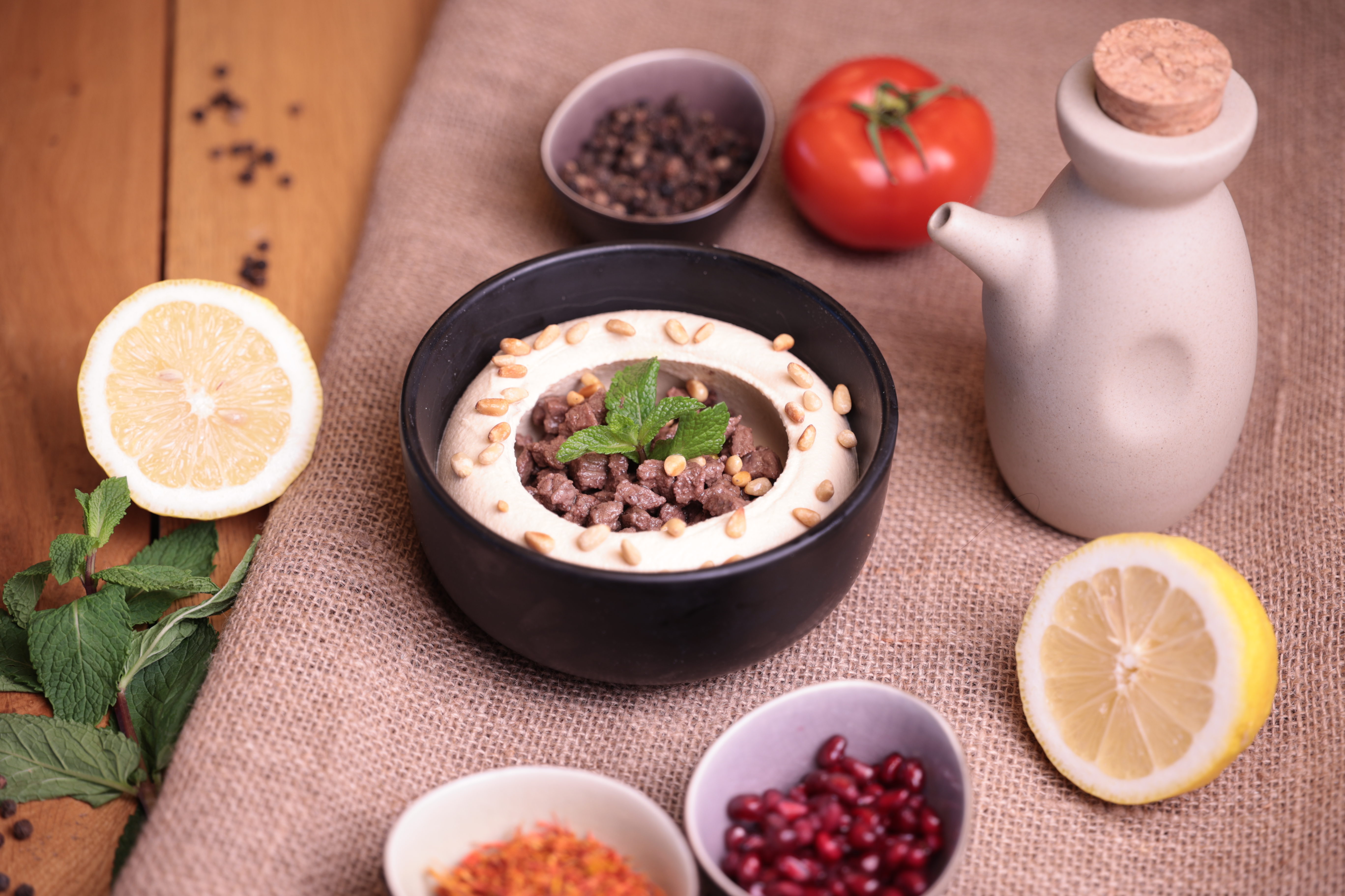 Hommous cu vită și muguri de pin