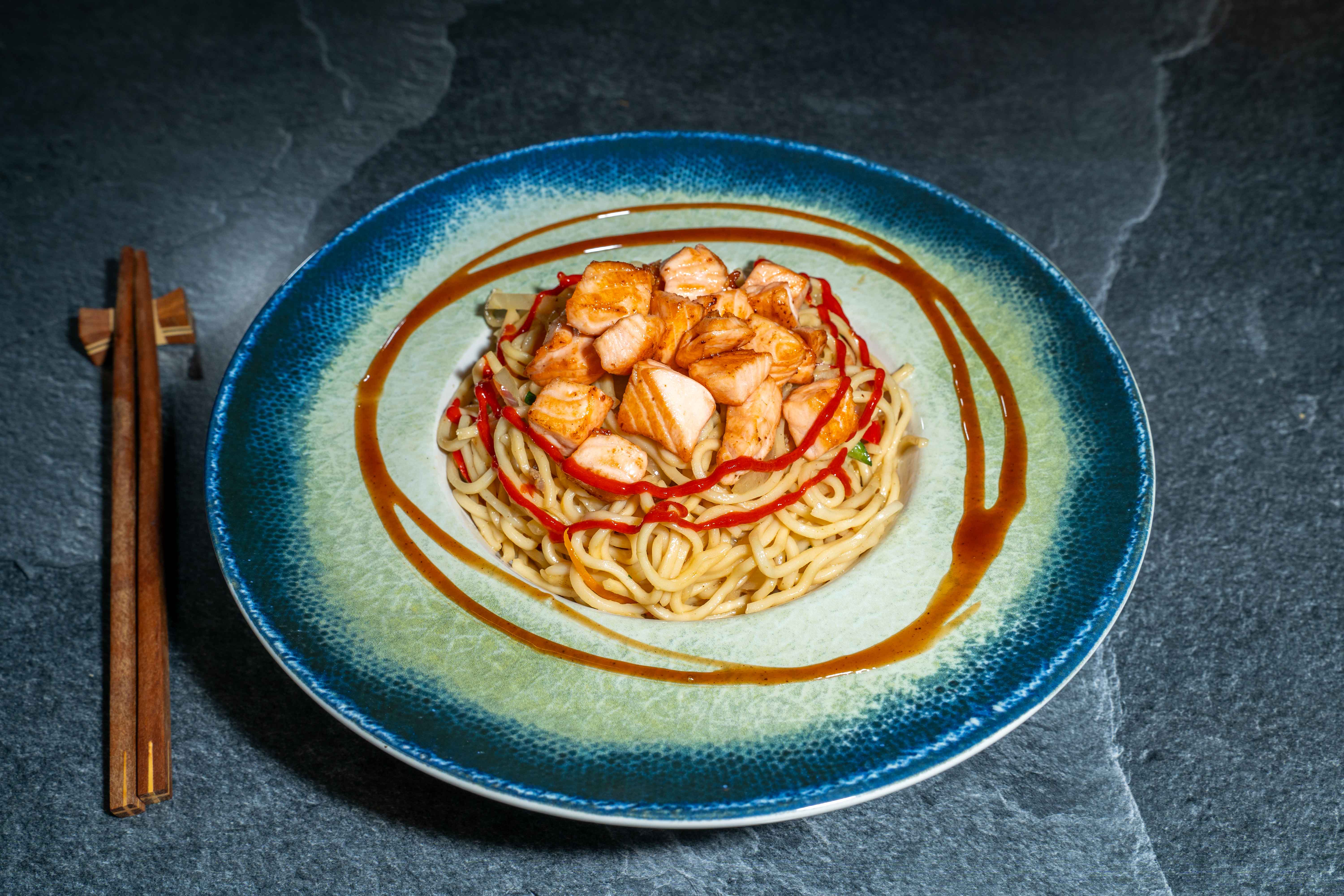 Spicy noodle cu somon