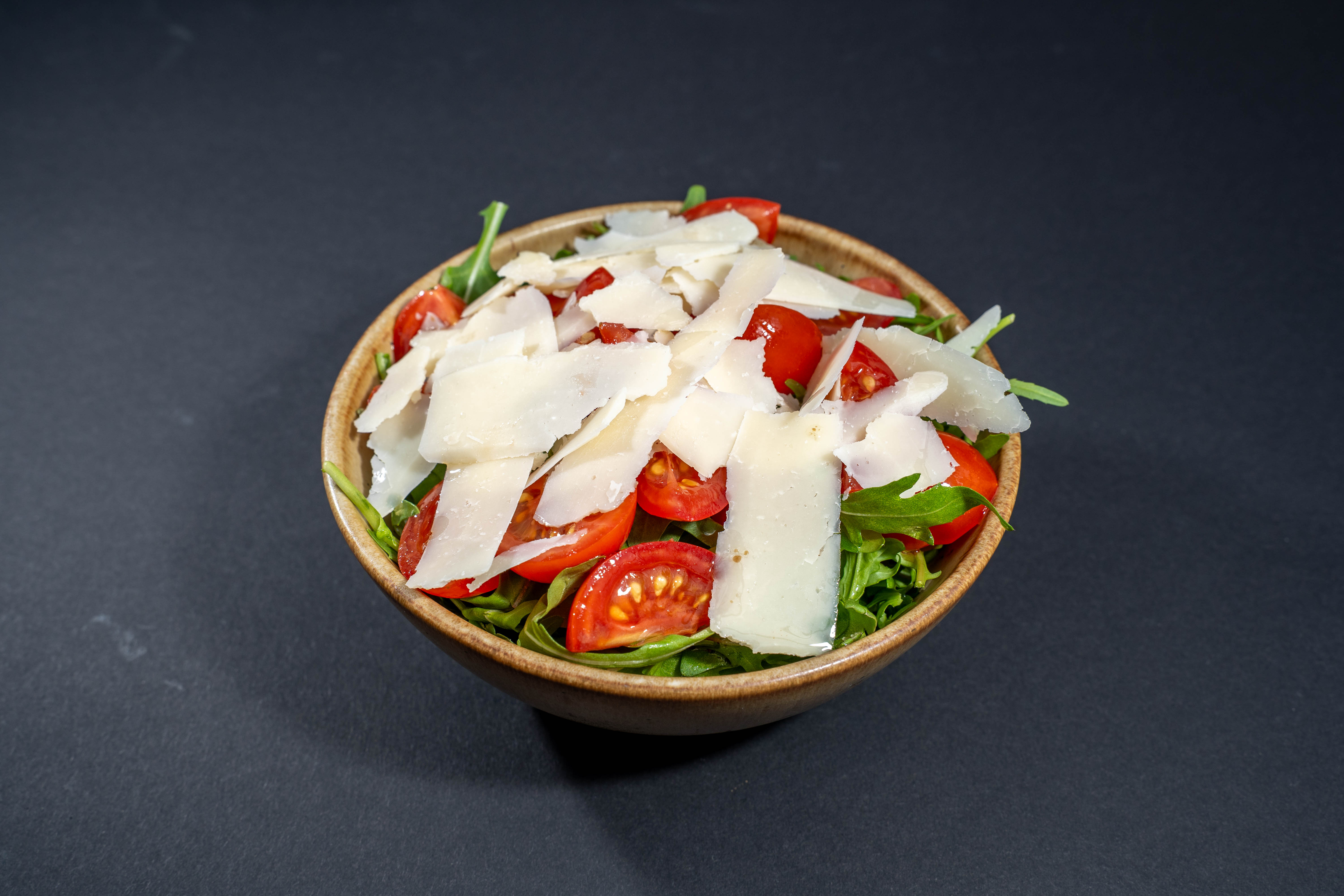 Salata de rucola cu rosii si parmezan