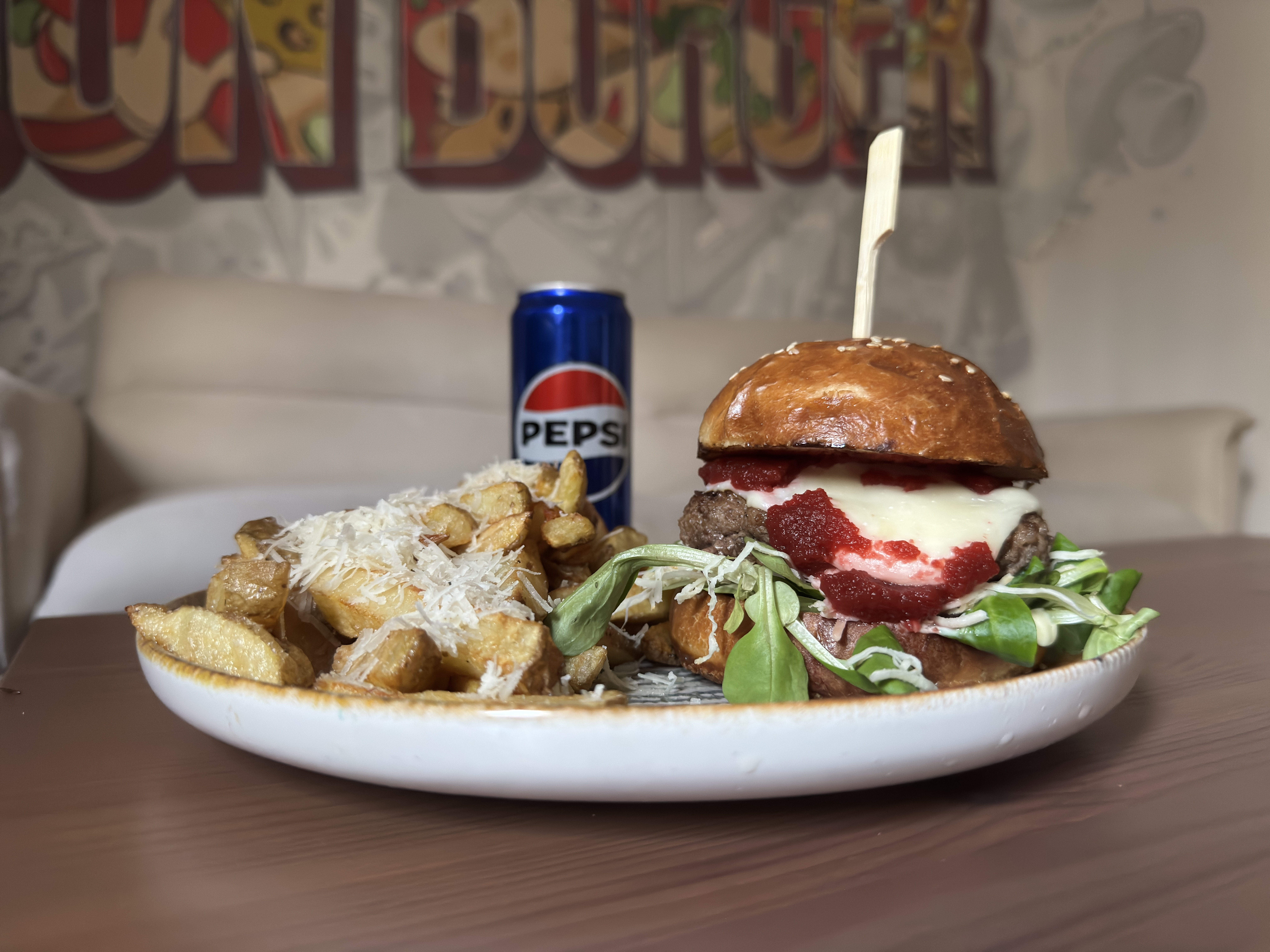 Combo burger la alegere+crumpii casei+doza Pepsi/Pepsi Max